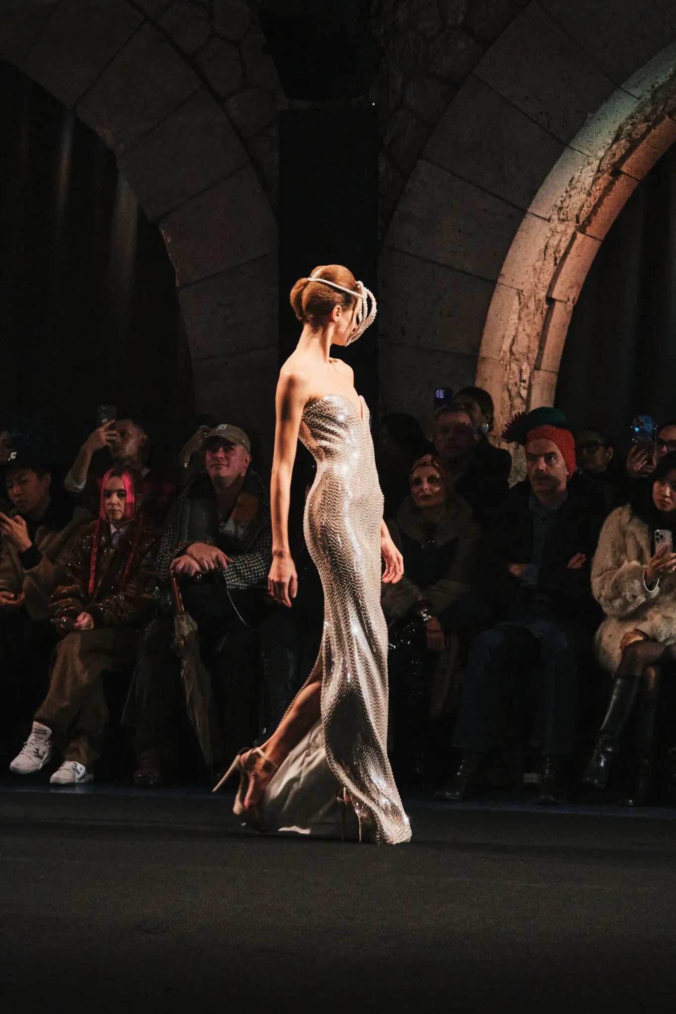 У колекції Гаурава Гупти була облягаюча сукня, схожа на сріблясту зміїну шкіру.